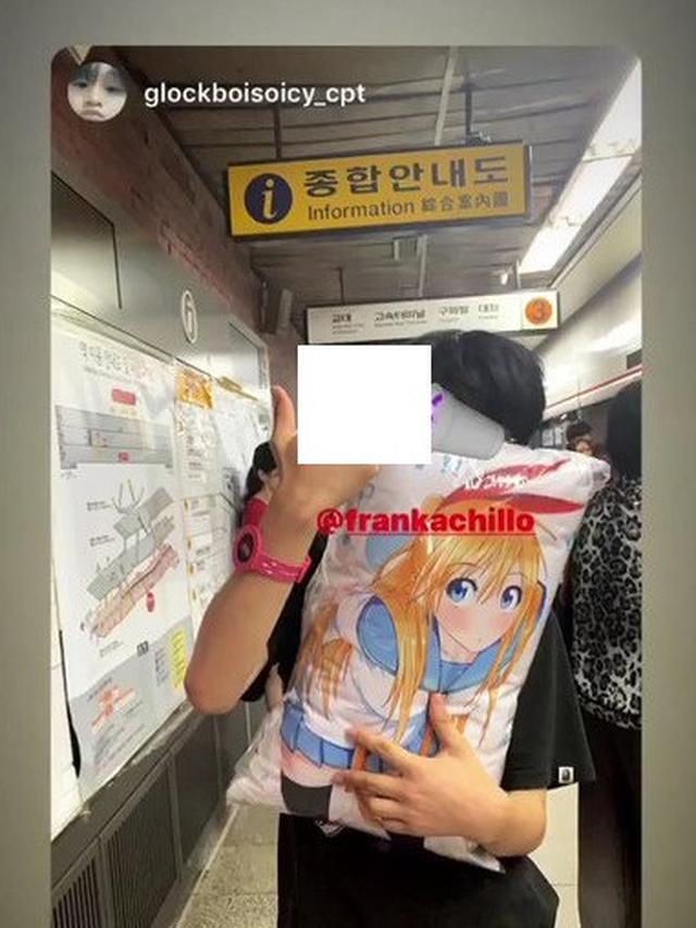 6 Potret Bantal Wibu Ini Nyeleneh Banget, Halu Gambar Anime