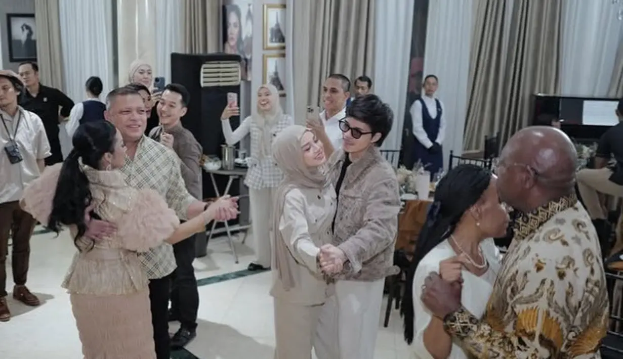 Hijab tersebut dipadukan dengan setelan warna coklat. Dari atasan kemeja lengan panjang yang memiliki aksen kantong dua di bagian atas dan kerutan di bagian perut dipadukan celana panjang serta alas kaki model wedges. [@krisdayantilemos]