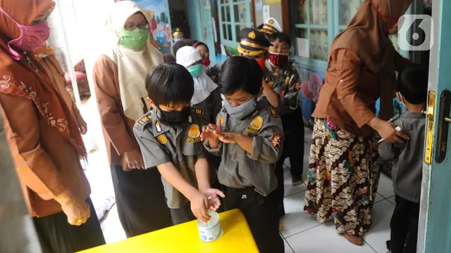 Murid-Murid TK Mencuci Tangan untuk Antisipasi Corona