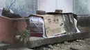 Peti mati berisi jenazah yang diduga meninggal karena virus corona COVID-19 terlihat di luar blok apartemen di Guayaquil, Ekuador, Kamis (2/4/2020). Rumah sakit dan rumah duka di Guayaquil begitu kewalahan dengan gelombang pasien maupun korban meninggal yang bertambah. (AP Photo/Filiberto Faustos)