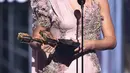 Penyanyi Taylor Swift saat menerima piala dalam acara Billboard Music Awards di MGM Grand Garden Arena, Las Vegas, (21/5). Taylor Swift mendapatkan dua piala kategori top female artist dan top selling album for "reputation". (AFP Photo/Ethan Miller)