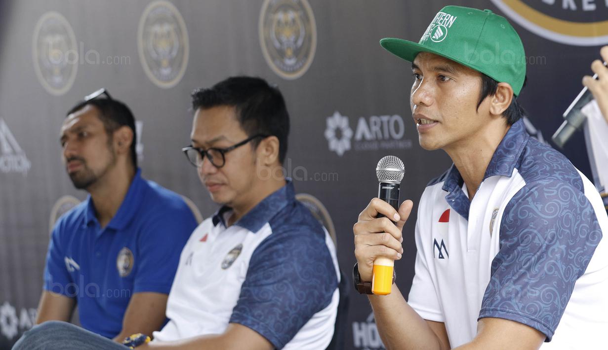 Pemain Siliwangi Bandung, Fadlan, memberikan keterangan pers di Bandung, Kamis (30/11/2017). Siliwangi Bandung mengenalkan skuad baru untuk menyongsong kompetisi IBL musim depan. (Bola.com/M Iqbal Ichsan)