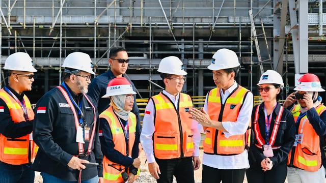 Presiden Joko Widodo (Jokowi) mengunjungi KEK Gresik, Jawa Timur. KEK Gresik telah berhasil menarik investasi besar ke dalam kawasan, yaitu Smelter PT Freeport Indonesia dengan nilai investasi sebesar USD 3 miliar. (Dok Kemenko Perekonomian)