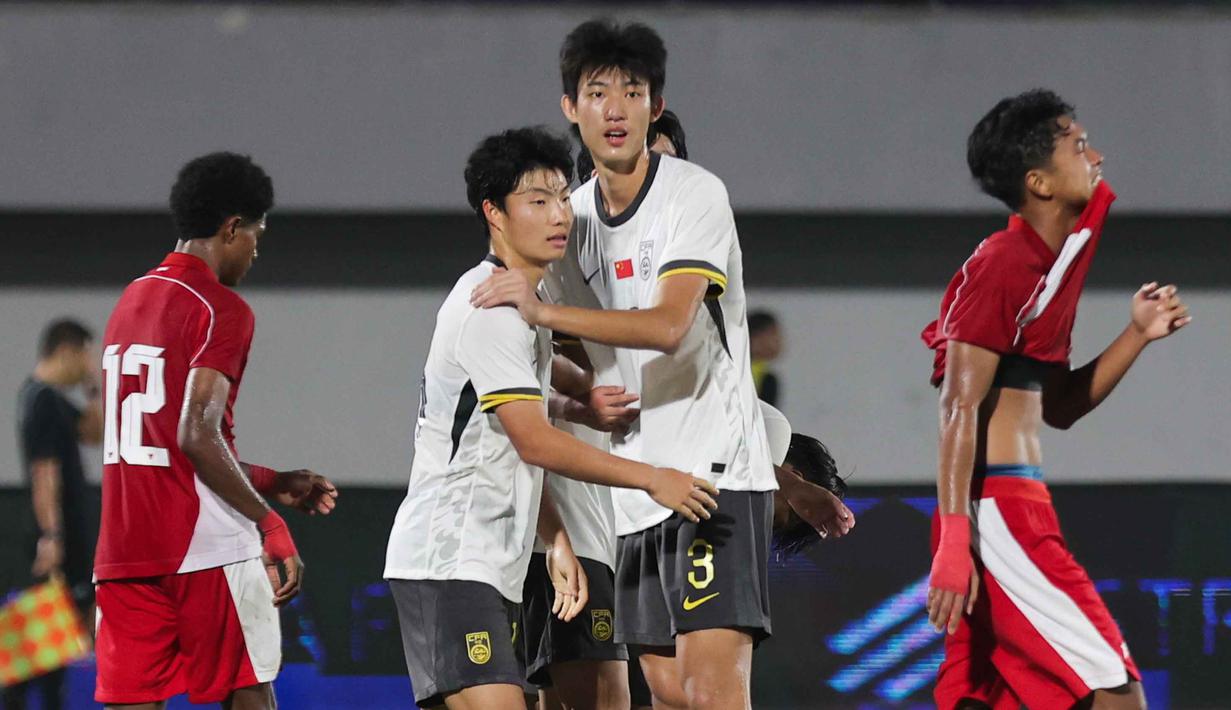 Pemain Timnas China U-17 merayakan gol dalam laga uji coba melawan Indonesia di Indomilk Arena, Tangerang, Banten, Rabu (11/2/2026) malam. Timnas Indonesia U-17 kembali menelan kekalahan dalam laga melawan China. (Bola.com/Abdul Aziz)