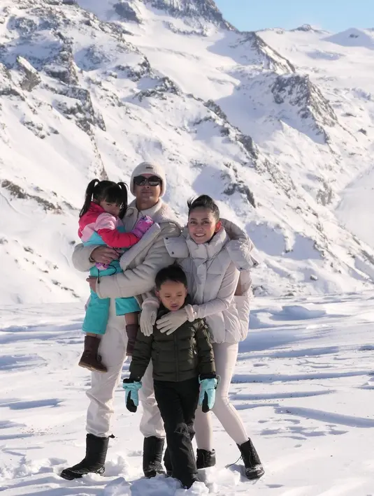 <p>Rachel Vennya baru saja liburan ke Swiss bareng pacarnya, Salim, ibunya, dan beberapa sahabatnya. Ia juga diketahui membawa kedua anaknya, sehingga beberapa potret dirinya momong buah hatinya, menarik perhatian. [Foto: Instagram/rachelvennya]</p>