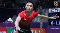 Tunggal putra Indonesia, Jonatan Christie mengembalikan kok ke arah pemain India, Prannoy Haseena Sunil Kumar pada perempat final Bulutangkis Beregu Putra Asian Games 2018 di Jakarta, Senin (20/8). (Liputan6.com/Helmi Fithriansyah)