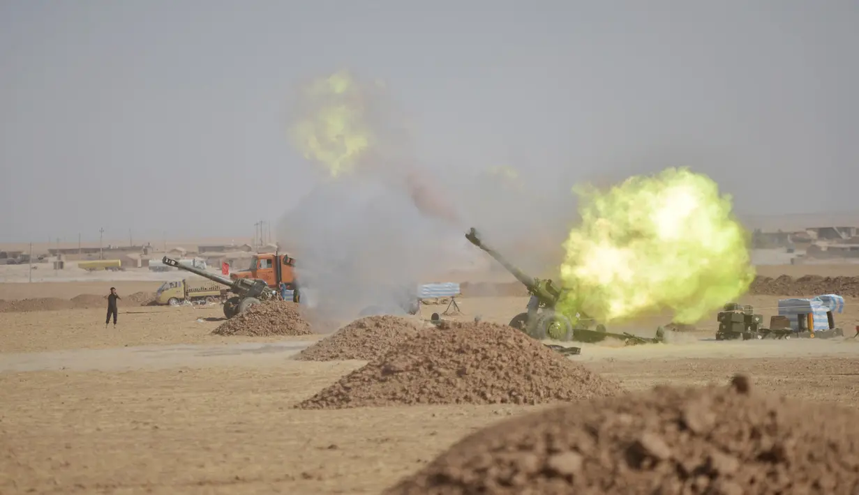 Pasukan Khusus Irak menembakan senjata artileri saat pertempuran dengan pasukan ISIS di selatan Mosul, Irak, Sabtu (29/10). Pasukan Khusus Irak terus menggempur ISIS yang menguasai kota Mosul. (REUTERS)