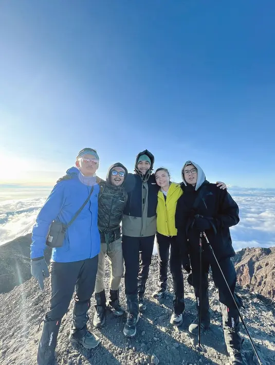 Berada di puncak Gunung Rinjani, Angela Gilsha tak lupa mengabadikan momen bersama teman-temannya. Dengan semangat dan kekompakan, mereka bisa berdiri bersama-sama di puncak. (Liputan6.com/IG/@angelagilsha)