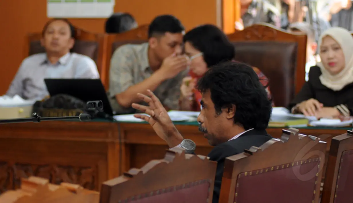 Pakar Hukum Tata Negara, Margarito Kamis memberikan kesaksian pada sidang lanjutan praperadilan status tersangka Komjen Budi Gunawan (BG) di PN Jakarta Selatan, Jakarta, Rabu (11/2/2015). (Liputan6.com/Helmi Fithriansyah)
