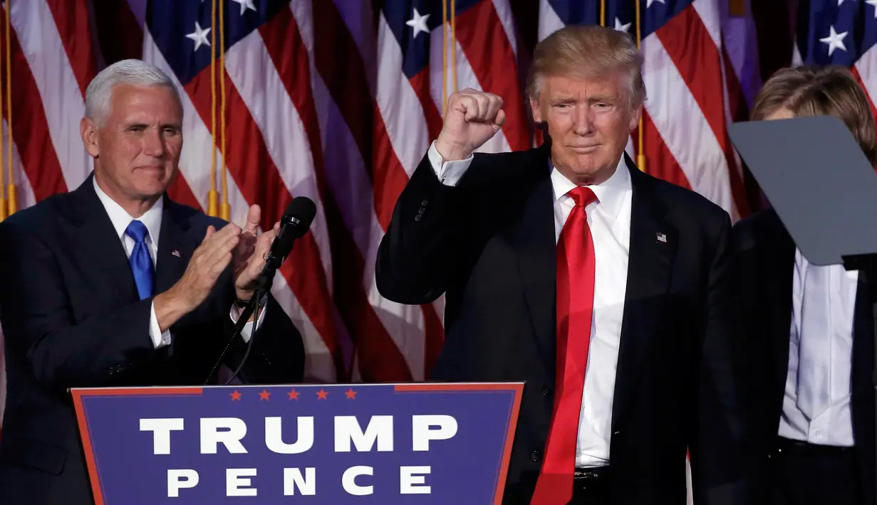 Presiden ke-45 AS, Donald Trump dan Wapres, Mike Pence langsung menyampaikan pidato setelah mengetahui hasil penghitungan suara Pilpres AS, di Manhattan, New York, Rabu (9/11). Trump unggul cukup jauh atas pesaingnya, Hillary Clinton. (REUTERS/Mike Segar)