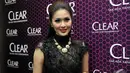 Sandra Dewi tampil percaya diri dengan rambut panjangnya yang tak berketombe, di Empirica Lounge, SCBD, Jakarta Pusat, Kamis (13/11/2014) (Liputan6.com/Panji Diksana)