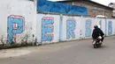 Bukti cinta kepada Persib Bandung Bobotoh membuat mural sepanjang tembok di sudut kota Bandung. (Bola.com/Nicklas Hanoatubun)