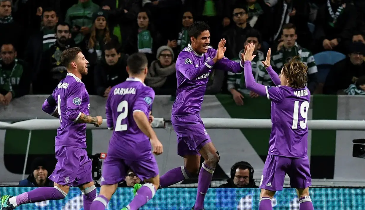 Real Madrid menang 2-1 atas Sporting CP pada laga kelima Grup F Liga Champions di Estadio Jose Alvalade, Selasa (22/11/2016). (AFP/Francisco Leong)