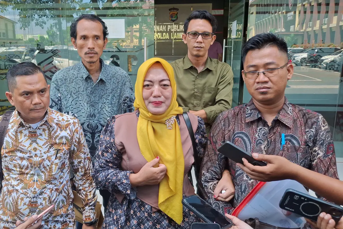 Wirna Wani, ibunda almarhum Pratama Wijaya Kesuma usai membuat laporan ke Polda Lampung atas dugaan kekerasan fisik yang dialami putranya ketika mengikuti Diksar Mahepel Unila. Foto : (Liputan6.com/Ardi).