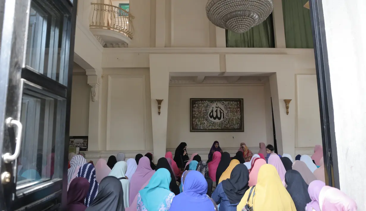 Kekompakan keduanya tidak hadir di pengajian tersebut dikatakan salah satu jamaah pengajian itu lantaran tengah berhalangan hadir. Tak bisa memastikan, jamaah itu mengatakan hanya ada adik dari Dian yang bernama Dina. (Nurwahyunan/Bintang.com)