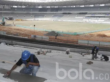 Pekerja menyelesaikan proyek renovasi Stadion Utama Gelora Bung Karno (SUGBK) di Senayan, Jakarta, Jumat (17/3/2017). SUGBK ini direnovasi untuk menyambut Asian Games 2018. (Bola.com/M Iqbal Ichsan)
