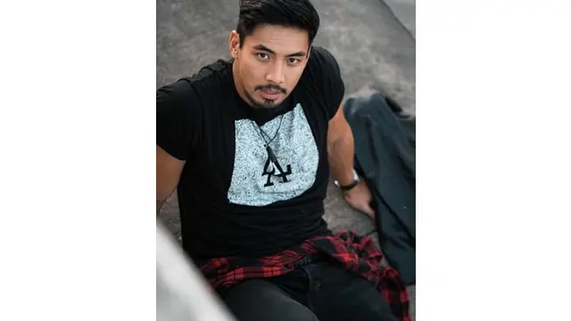 Beberapa waktu lalu Yoshi sudarso tampil dengan kumis, ia semakin terlihat macho.