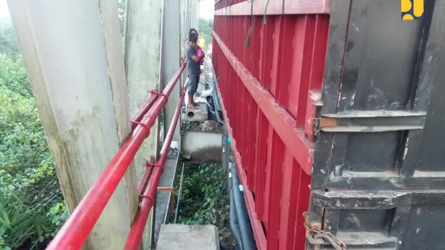 Kementerian PUPR memperbaiki jembatan Way Mesuji di Jalan Lintas Sumatera, Sumatera Selatan, yang ambrol pada Senin 17 Juni 2019.