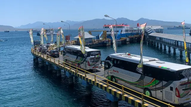 Kendaraan roda empat dan bus mulai padati Pelabuhan Ketapang Banyuwangi, untuk menyeberang ke Bali pada H+1 Lebaran (Istimewa)