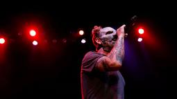 Vokalis Slipknot, Corey Taylor bernyanyi dalam acara "Ozzfest Meets Knotfest" di Hollywood Palladium, Los Angeles , AS , 12 Mei 2016. Band-band seperti Black Sabbath , Disturbed , Megadeth akan meramaikan festival ini. (REUTERS / Mario Anzuoni)