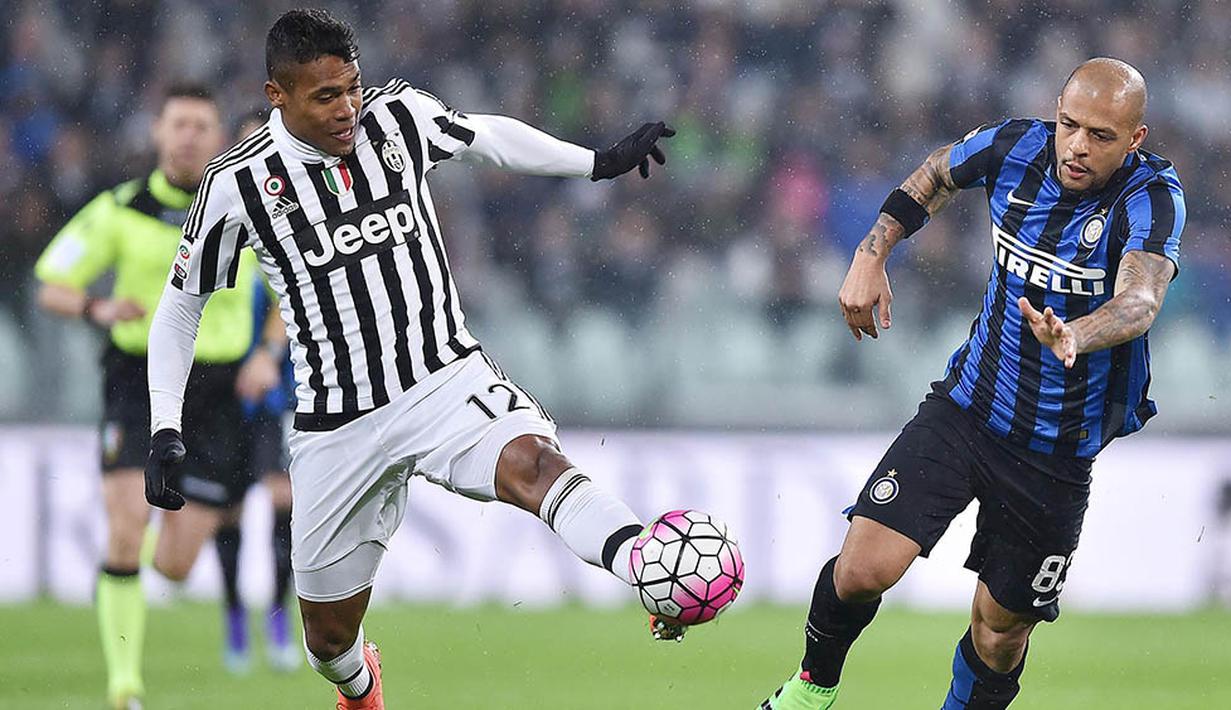 Bek sayap Juventus, Alex Sandro, berebut bola dengan gelandang Inter Milan, Felipe Melo. Pada laga itu wasit mengeluarkan empat kartu kuning. (EPA/Alessandro Di Marco)