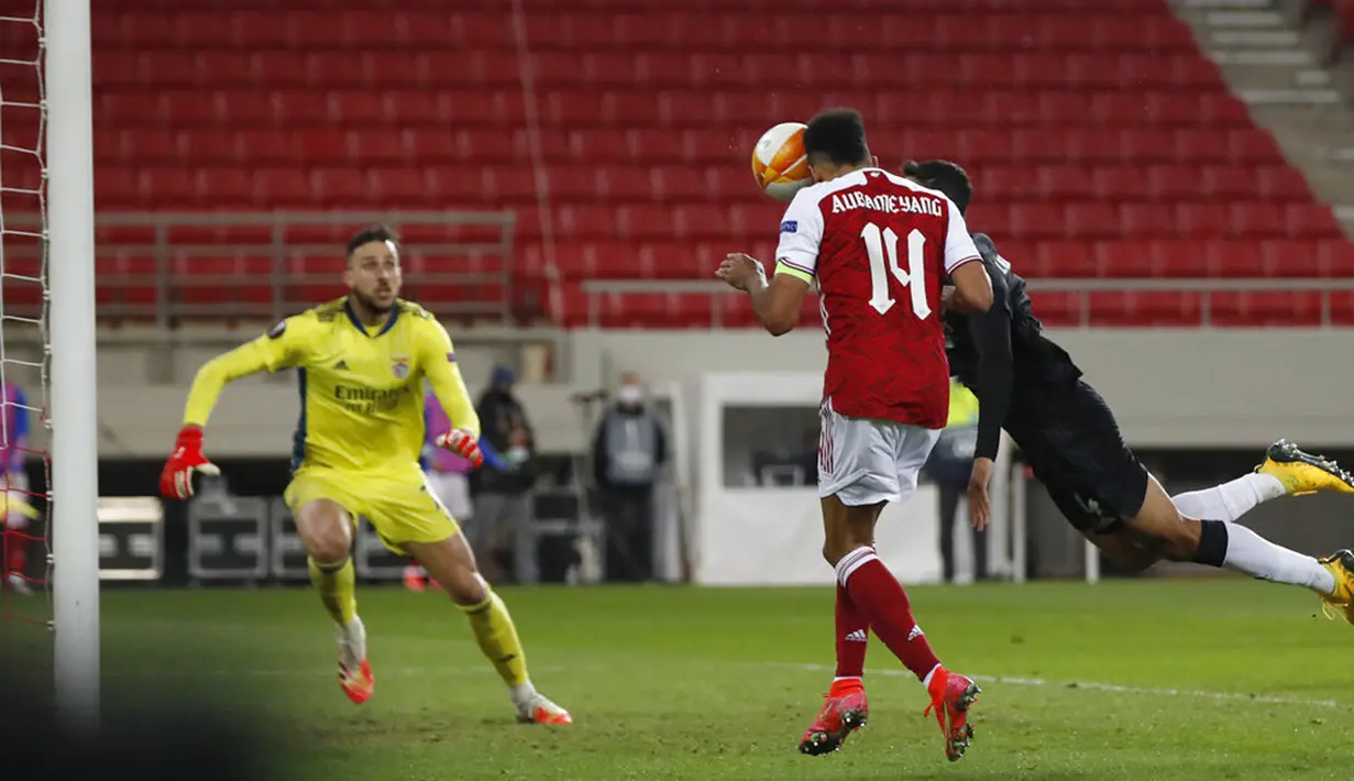 Pemain Arsenal Pierre-Emerick Aubameyang (tengah) mencetak gol ke gawang Benfica pada leg kedua babak 32 besar Liga Europa di Stadion Georgios Karaiskakis, Piraeus, Athena, Yunani, Kamis (25/2/2021). Arsenal menang 3-2 dan lolos ke babak 16 besar. (AP Photo/Thanassis Stavrakis)