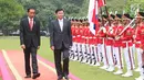Presiden Joko Widodo (Jokowi) mendampingi PM Republik Demokratik Rakyat, Laos Thongloun Sisoulith melakukan pemeriksaan pasukan kehormatan pada upacara kenegaraan di Istana Kepresidenan Bogor, Jawa Barat, Kamis (12/10). (Liputan6.com/Angga Yuniar)
