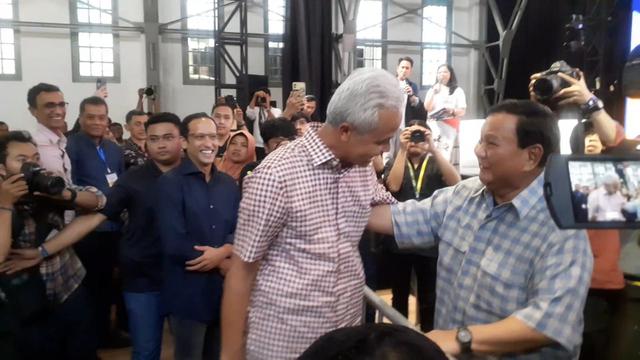 Prabowo Subianto bertemu dan Ganjar Pranowo saat menjadi pembicara di acara diskusi pendidikan Belajaraya Pos Bloc, Jakarta, Sabtu (28/7/2023). (Delvira Hutabarat/Liputan6.com)