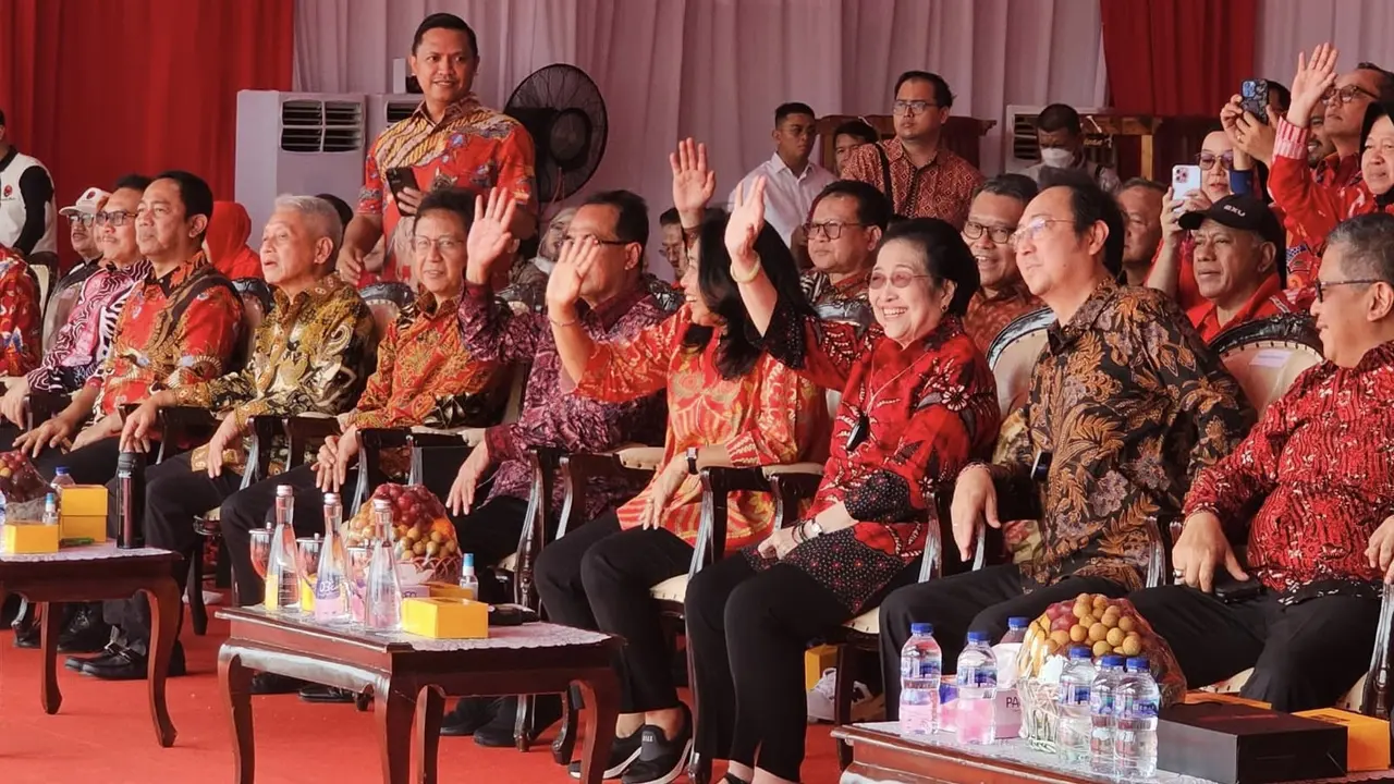 Ketua Umum PDIP Megawati Soekarnoputri bersama jajaran DPP PDIP dan Sejumlah Menteri