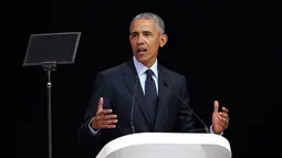 Mantan presiden AS Barack Obama (kanan) berbicara dalam Kuliah Tahunan Nelson Mandela ke-16 di Wanderers Stadium, Johannesburg, Afrika Selatan, Selasa (17/7). Acara ini juga sebagai peringatan HUT ke-100 Nelson Mandela. (AP Photo/Themba Hadebe)