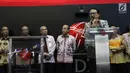 Dirut BEI, Tito Sulistio membuka perdagangan Indeks Harga Saham Gabungan (IHSG) di Jakarta, Kamis (13/7). Merayakan hari jadi yang ke 25, PT Bursa Efek Indonesia (BEI) mengundang komisaris dan direksi periode 1992 hingga 2017. (Liputan6.com/Angga Yuniar)