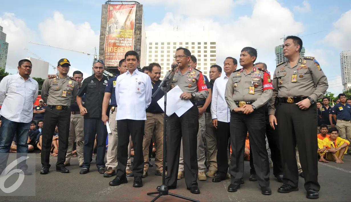 Kapolda Metro Jaya Tito Karnavian memberikan keterangan saat rilis hasil cipta kondisi akhir tahun di Polda Metro Jaya, Jakarta (30/12). Barang bukti dan tersangka dihadirkan dari seluruh Polres dan Polsek sejabodetabek. (Liputan6.com/Gempur M Surya)