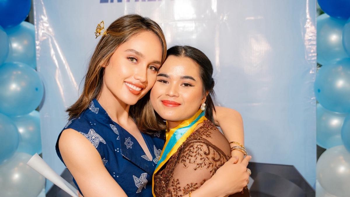 Cinta Laura Kiehl Tampil Anggun Effortless dengan Dress Batik di Wisuda SMA Karyawannya