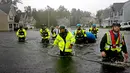 Tim penyelamat mencari korban setelah badai Florence menghantam wilayah Fayetteville, Carolina Utara, Minggu (16/9). Dilansir dari CNN, sebagian korban jiwa berasal dari Carolina Utara. (AP Photo/David Goldman)