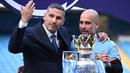 Selebrasi pelatih Manchester City, Pep Guardiola bersama sang pemilik klub, Khaldoon al-Mubarak dalam perayaan gelar Liga Inggris 2022/2023 setelah laga pekan terakhir menghadapi Chelsea di Etihad Stadium, Manchester(21/5/2023). (AFP/Oli Scarff)