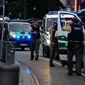  Para personel Kepolisian Munich, Jerman, berjaga-jaga pasca-penembakan di pusat perbelanjaan Olympia-Einkaufszentrum (OEZ). (www.cnn.com)