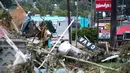 Kerusakan akibat badai di dekat Desa Biltmore setelah Badai Helene pada tanggal 28 September 2024 di Asheville, Carolina Utara. (Sean Rayford/GETTY IMAGES NORTH AMERICA/Getty Images via AFP)