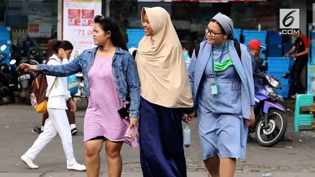 VIDEO: Wanita Berhijab Bantu Biarawati Menyebrang