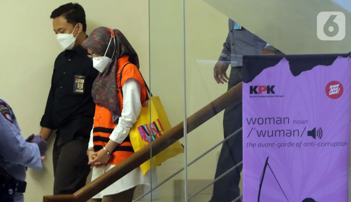 Bupati Probolinggo nonaktif, Puput Tantriana Sari usai menjalani pemeriksaan di Gedung KPK Jakarta, Selasa (7/9/2021). Puput menjalani pemeriksaan perdana setelah ditahan sebagai tersangka dugaan suap proses seleksi jabatan di Pemkab Probolinggo tahun 2021. (Liputan6.com/Helmi Fithriansyah)