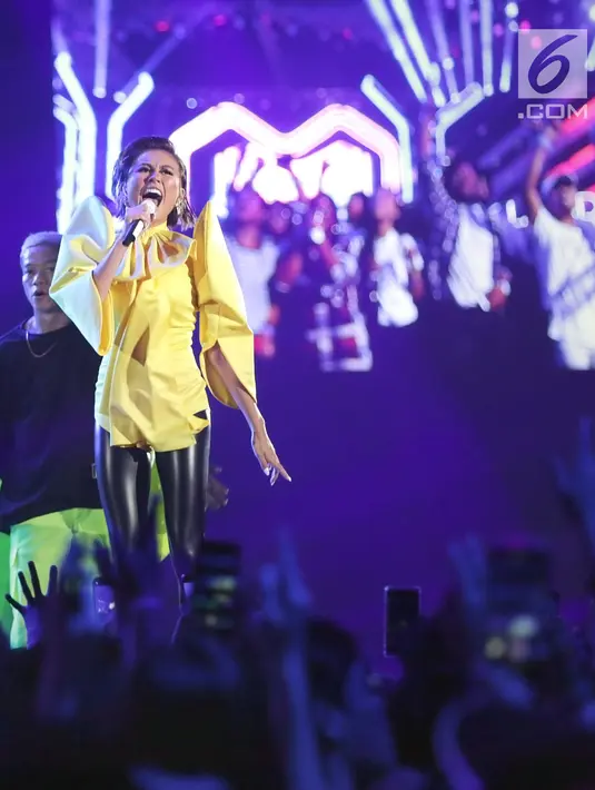 Penyanyi Indonesia, Agnez Mo tampil di Konser Lazada Super Party di ICE BSD, Serpong, Tangerang Selatan, Banten, Selasa (26/3/2019). Konser perdana persembahan Lazada ini digelar dalam rangka memperingati hari jadinya yang ke- 7. (Fimela.com/Bambang E. Ros)