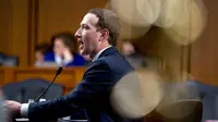 CEO Facebook Mark Zuckerberg memberikan kesaksian di hadapan Kongres dan Senat Amerika Serikat di Capitol Hill, Washington, Senin (10/4). Zuckerberg saat sidang mengakui lalai menjaga keamanan di paltform tersebut. (AP /Andrew Harnik)