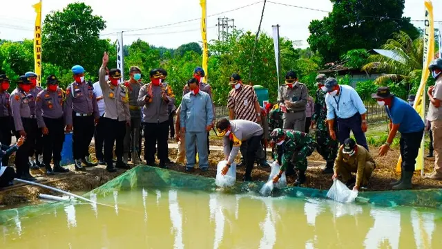 Kapolda Riau Irjen Agung Setya Imam Effendi menebar bibit ikan nila agar masyarakat bisa bertani di pandemi Covid-19.