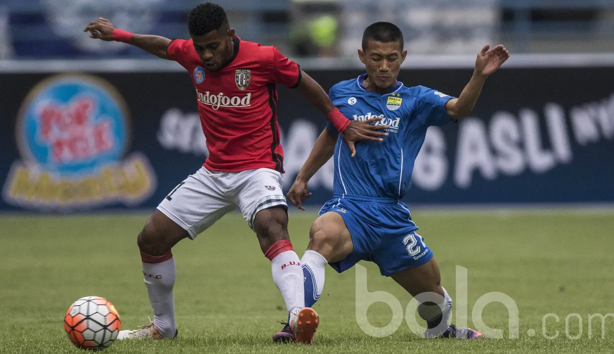 Gelandang Bali United, Yabes Roni, berusaha melewati bek Persib Bandung, Henhen Herdiana. Meski bermain di kandang Persib, Bali United tetap berani tampil menyerang dan bermain terbuka. (Bola.com/Vitalis Yogi Trisna)