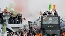Para pendukung Juventus merayakan keberhasilan Juventus meraih Scudtto gelar Serie A musim 2012/2013 setelah mengalahkan Palermo 1-0, di Turin, Minggu, 5 Mei, 2013