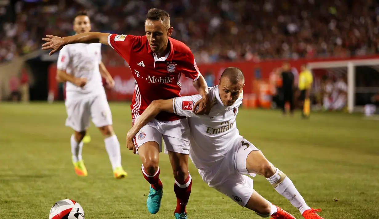 Pemain AC Milan, Luca Antonelli (kanan), berduel dengan pemain Bayern Munchen, Rafinha, dalam International Champions Cup 2016 di Soldier Field, Chicago, Kamis (28/7/2016) pagi WIB. (AFP/Tasos Katopodis)