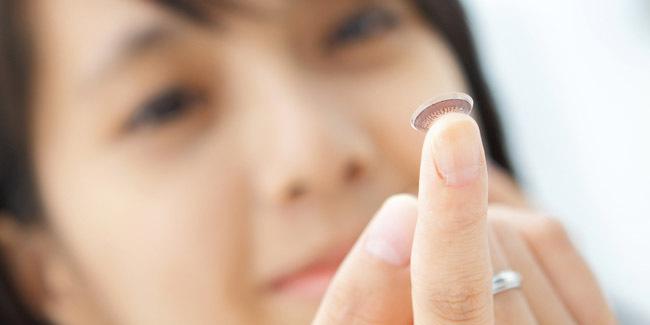 Memakai lensa kontak yang tepat akan membuat kesehatan mata kamu terjaga / Copyright Shutterstock