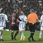 Selebrasi Lionel Messi (tengah) setelah mencetak gol dalam acara pertandingan perpisahan Maxi Rodriguez sebagai pesepak bola profesional yang diselenggarakan di Marcelo Bielsa Stadium, Argentina, Minggu (25/6/2023). (AFP/Stringer)