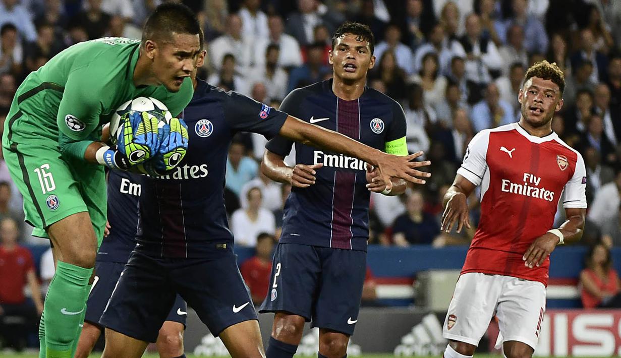 Kiper PSG, Alphonse Areola, menyelamatkan gawangnya dari serangan pemain Arsenal. Namun hingga babak pertama usai PSG masih unggul dengan skor 1-0. (AFP/Miguel Medina) 