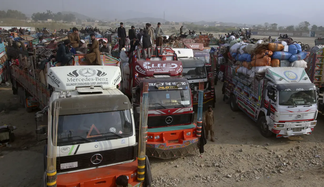 Badan-badan PBB mengatakan ada lebih dari dua juta warga Afghanistan yang tidak berdokumen di Pakistan, setidaknya 600.000 di antaranya melarikan diri setelah pengambilalihan Taliban pada tahun 2021. (AP Photo/Muhammad Sajjad)