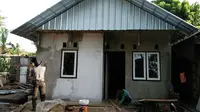 Bripka Prima Yananta, anggota Bhabinkamtibmas Polsek Panongan, Polresta Tangerang yang rela menyisihkan gajinya untuk membedah rumah Sawani. (Liputan6.com/Rezki Apriliya Iskandar)